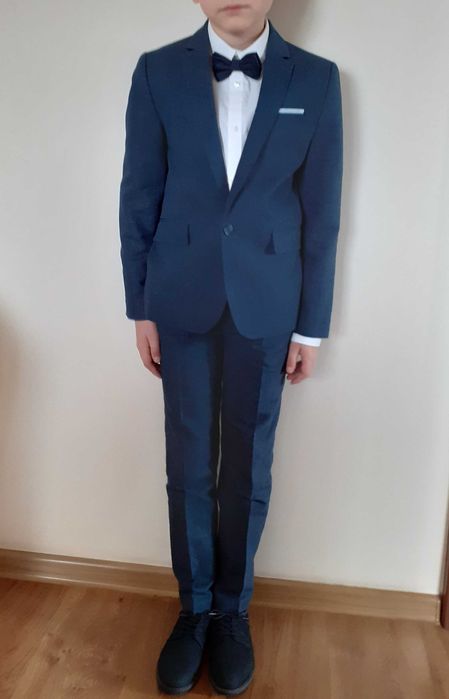 Sprzedam Marynarkę i Spodnie garniturowe – kolor granatowy, roz. 140