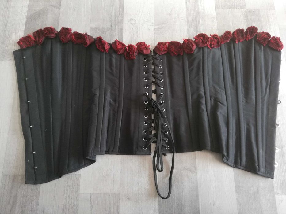 Czarny gorset, metalowe usztywnienie, czerwone róże, Goth