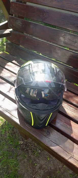 Шлем у використанні практично не був1700