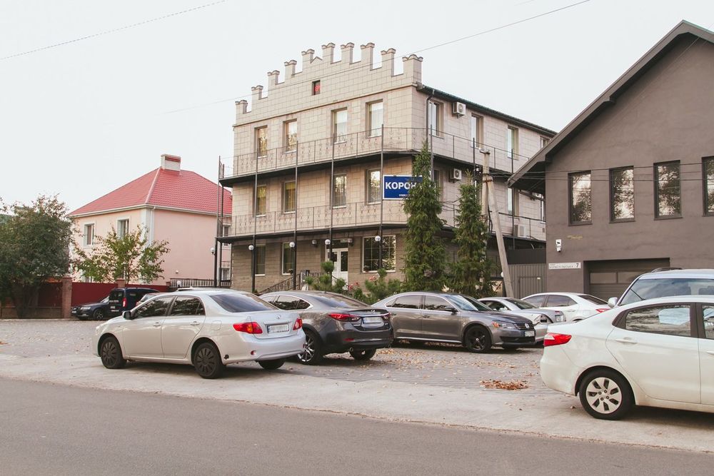 Дохідний будинок (готель) на вʼїзді в Київ з Бориспільського шосе