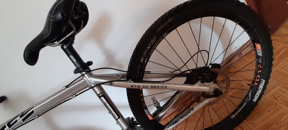 Vender bicicleta de montanha.