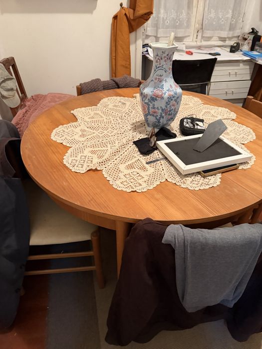 Mesa e 4 cadeiras de sala usadas