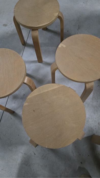 Mesa infantil + 3 bancos + móvel colorido de arrumação
