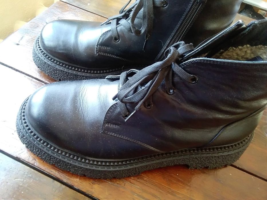 Шкіряне  взуття . Якісне ,гарний стан.