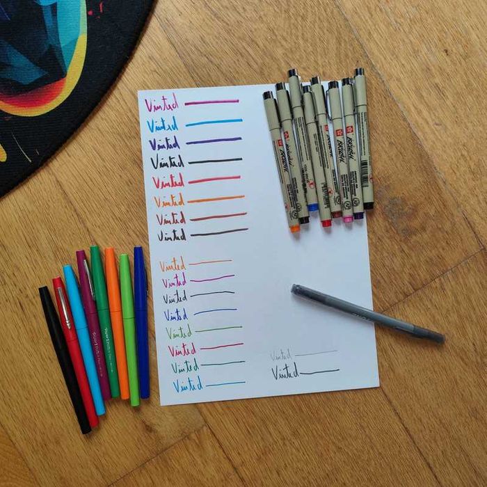 Conjunto diverso de canetas + 9 cadernos