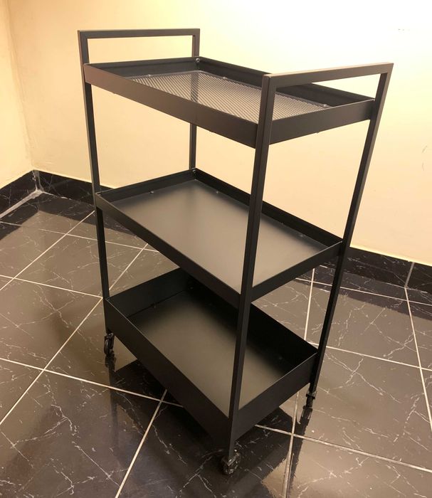 Estante metálica preta com rodas – 83 × 50 × 30 cm