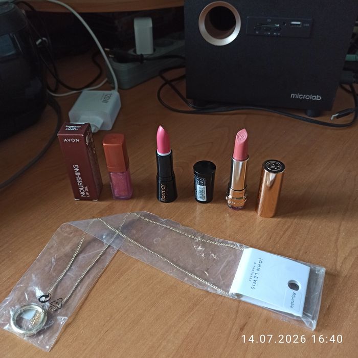 Лубни помади Avon - Yves Rocher - Flormar