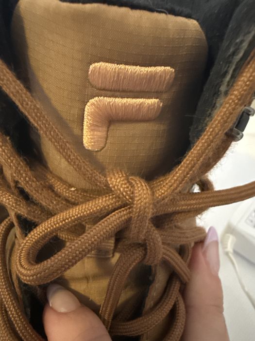 Botas castanhas fila