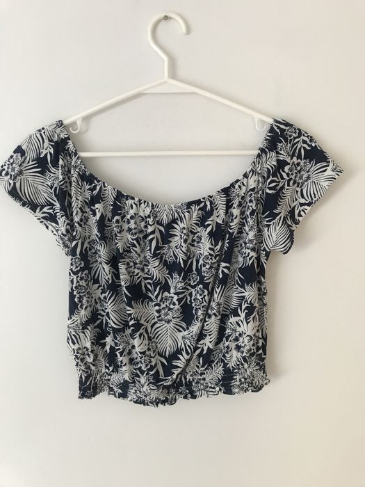 Granatowa krótka bluzka hiszpanka z wiskozy białe kwiaty H&M