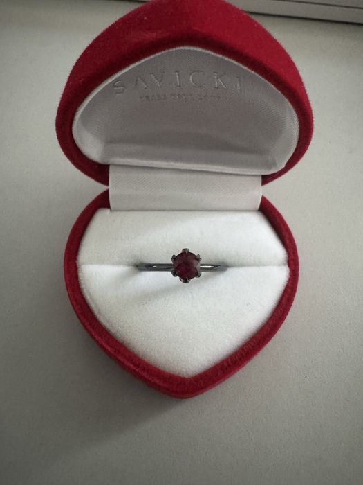 Savicki The Journey: czarne złoto, rubin, pierścionek zaręczynowy