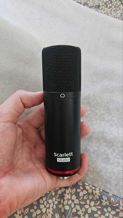 Focusrite Scarlett 2i2 3rd Gen + Micro + Headphones + cabo