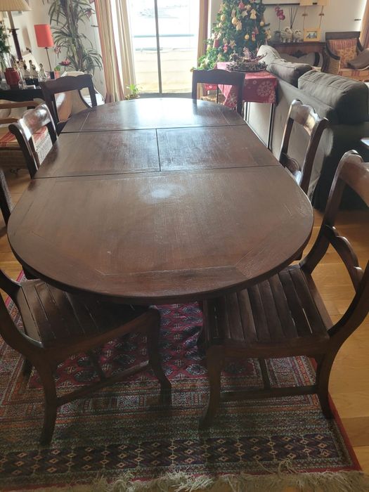 Conjunto de mesa e cadeiras