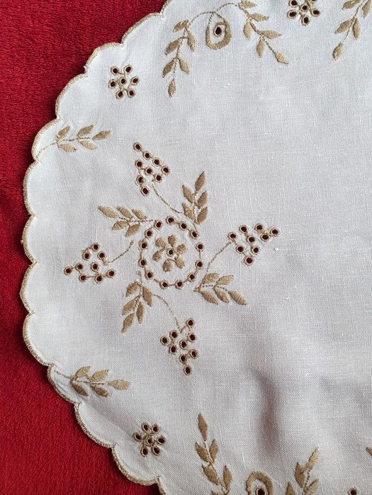 Conjunto de naperons em linho e bordado original da Madeira