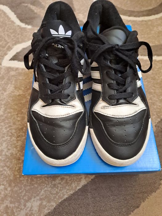Кросівки бренду Adidas