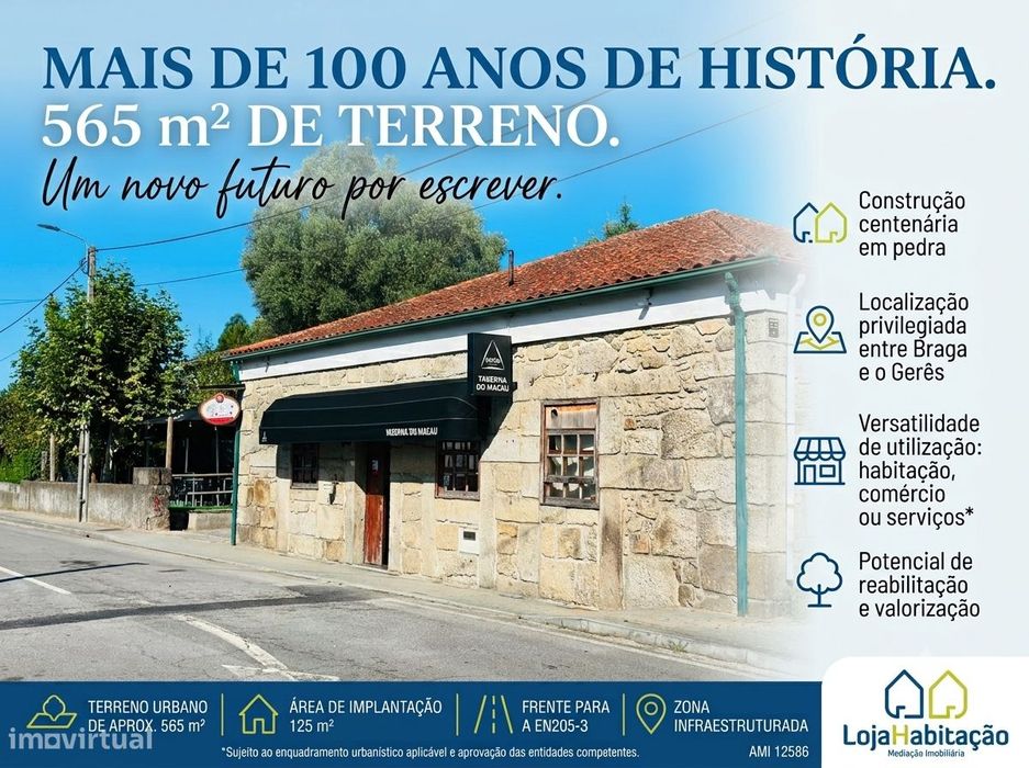Casa centenária em pedra, com quintal amplo