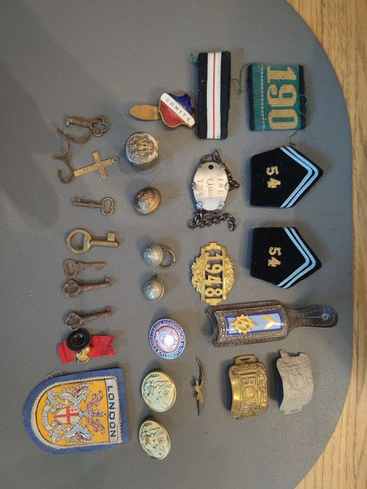 Guziki, naszywki, odznaczenia, kluczyki itp