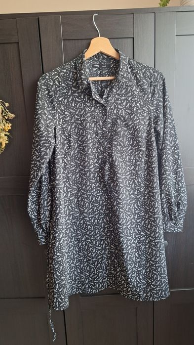 Sukienka w kwiaty wiązana w pasie czarna