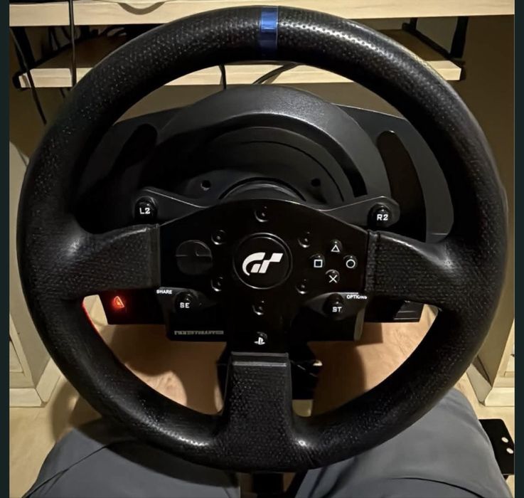 Playseat EVO e Thrustmaster T300 RS GT