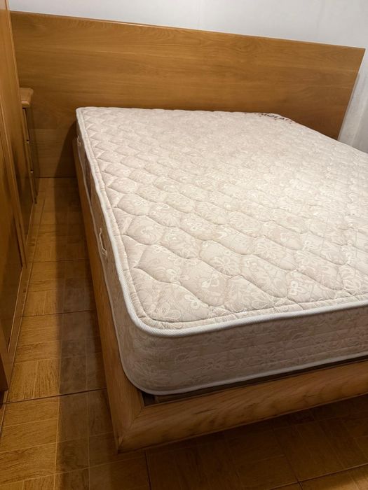 Cama de casal em madeira
