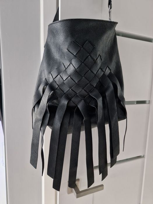 Czarna torebka z fredzlami.