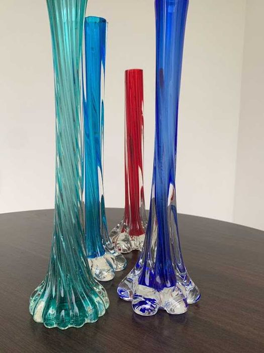 Різнокольорові скляні вази в стилі арт деко