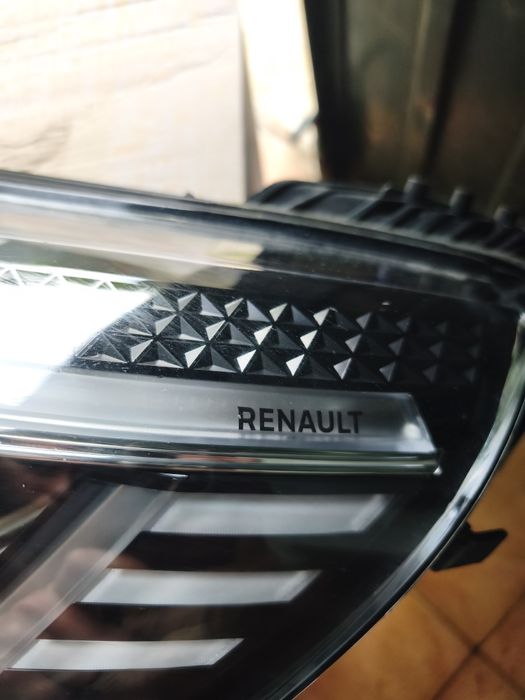 Ótica direita Megane 4 full led 
Defeito led diurno lado de fora as vezes falha de resto tudo funcional suportes tudo bom nova custa 1200€