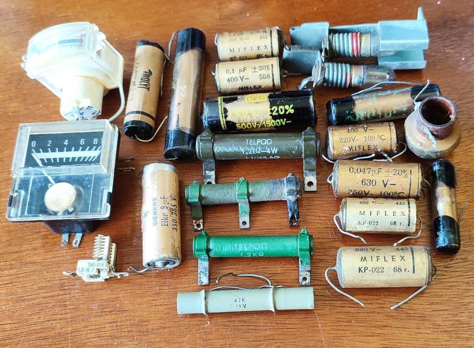 Zestaw starych części radiowych-pozostałości po byłym serwisie