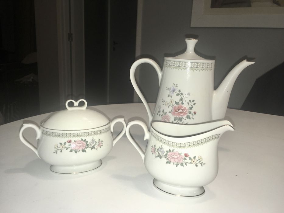 Serviço de de jantar e chá, daTrisa Fine Porcelain 1560 Roses Pattern