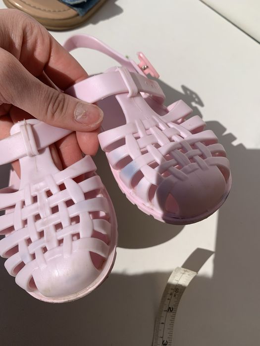 Босоніжки, сандалі, туфлі, мешти