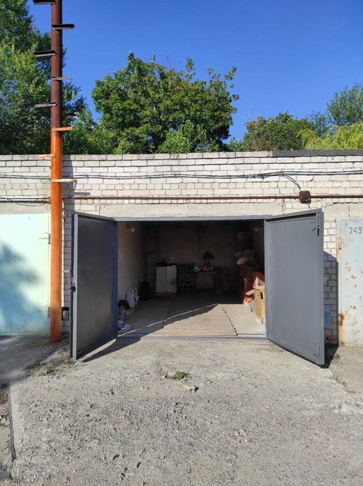 Капітальний гараж на ж/м Тополь-2. Перша лінія на в'їзді в кооператив.