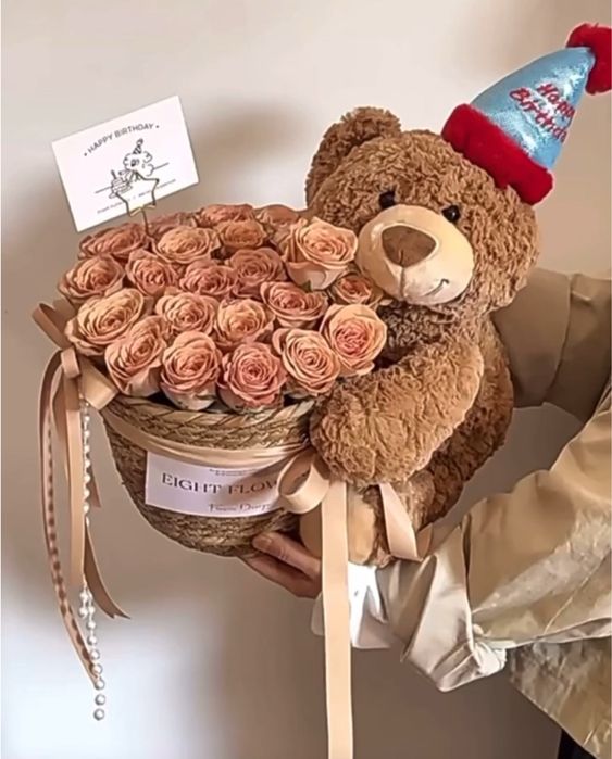 Подарунковий набір: м’який ведмедик + квіти в коробці