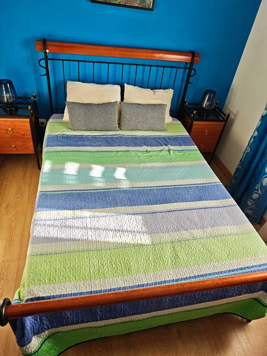 Cama de ferro com mesinhas cabeceira e cómoda