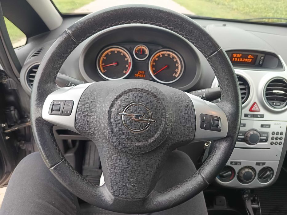 Opel Corsa D Bezwypadkowa 100 % Nowe opony Oryginał   Prywatna