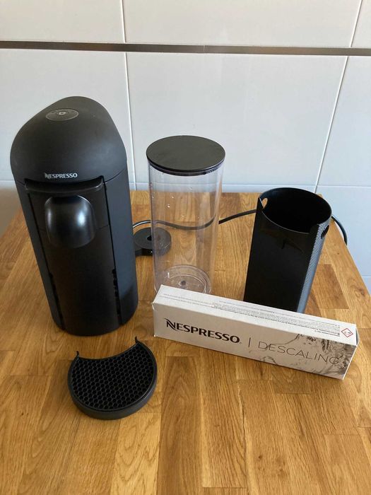 Máquina de Café Nespresso Vertuo Plus Black