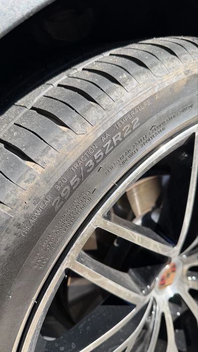 Jantes e pneus 22 porsche macan eletrico