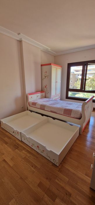 Cama e mesa de cabeceira em madeira maciça  com pintura manual.