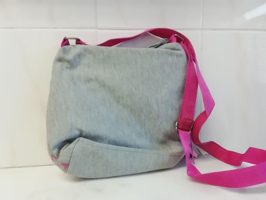 Mala menina cinza e rosa