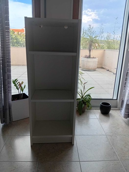 venda de secretária, cadeira, mais estante, ideal para criança no primeiro ciclo   negociável
