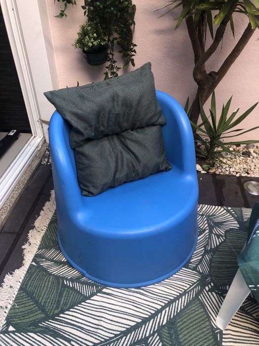 Cadeirão para varanda azul muito confortável
