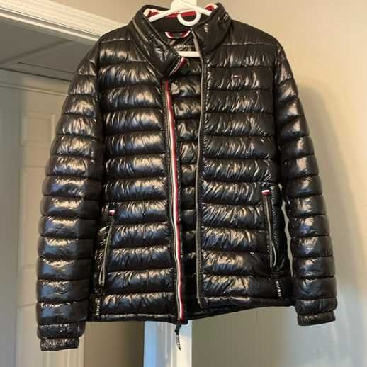Czarna, błyszcząca kurtka Tommy Hilfiger