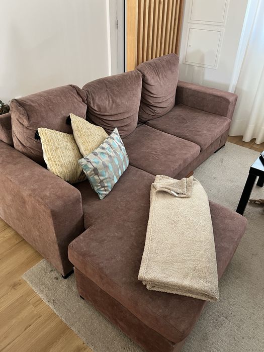 Sofa tres lugares com chaise longue castanho