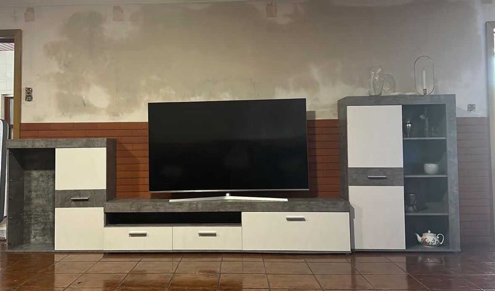 Móvel de TV c/2 Armários e 2 Prateleiras