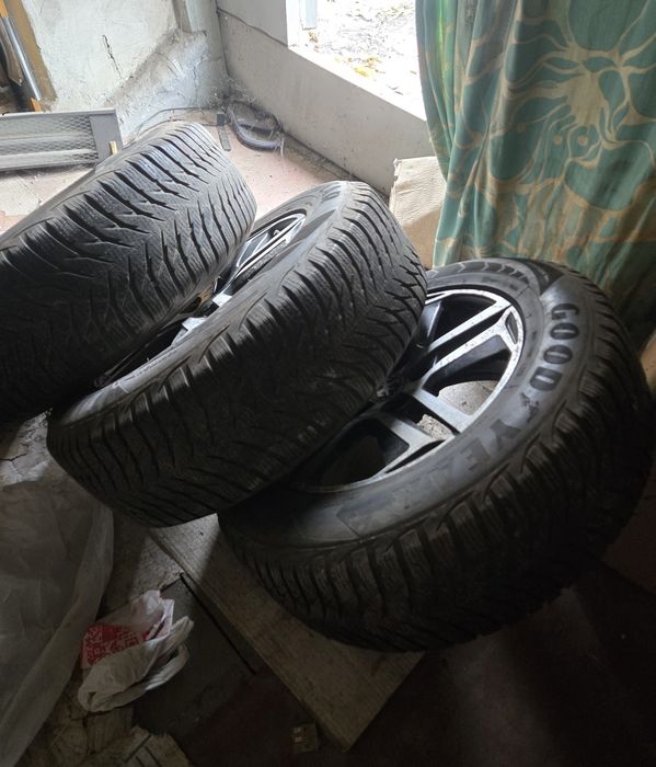 Продам зимнюю резину Goodyear Ultragrip 8 215/65/r16 на Peugeot 3008