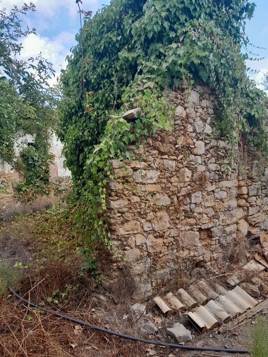 No ALGARVE CASA EM RUÍNAS Pode construir 2  moradias até 300 m2