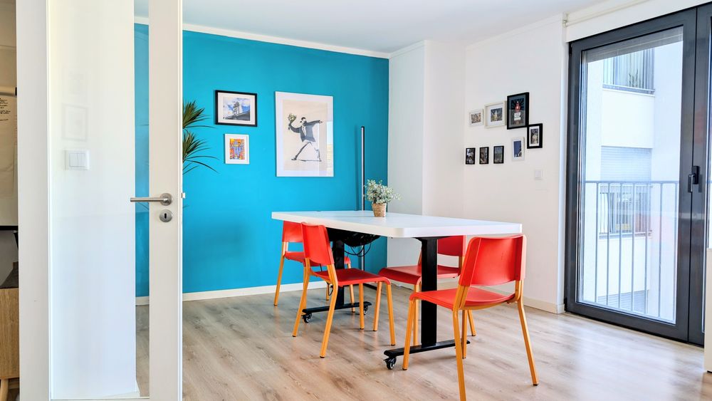 Excelente Apartamento Mobilado com Garagem e Arrecadação – A 800m da Praia e a 20 min de Lisboa!