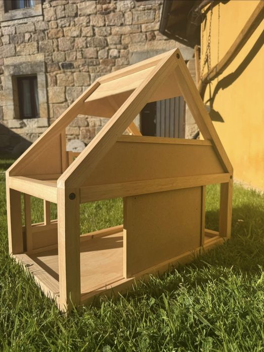 Casa de bonecas em madeira