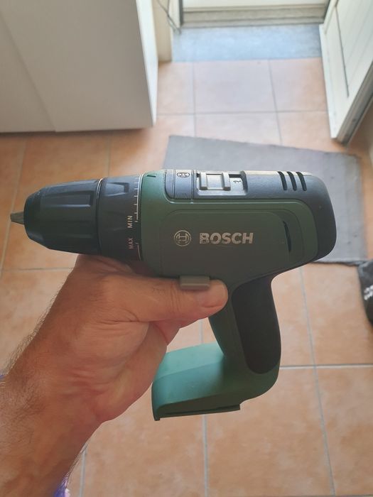 Aparafusadora Bosch (com avaria) + 2 Baterias e Carregador