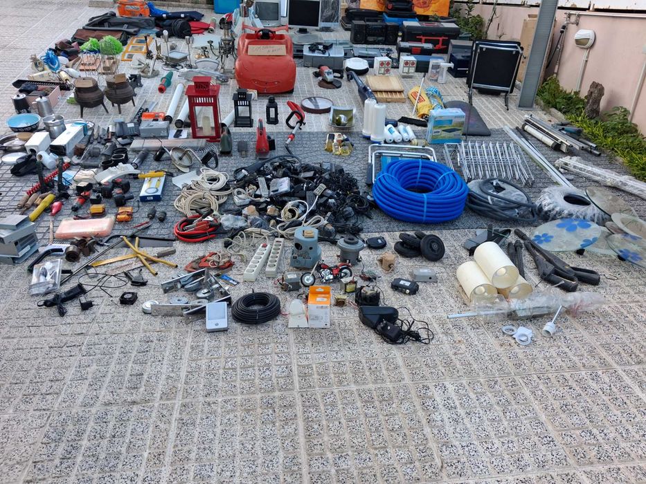 Venda de lote de vários artigos, resultante da limpeza de garagem.