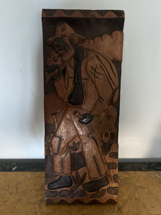 Quadro de madeira esculpido