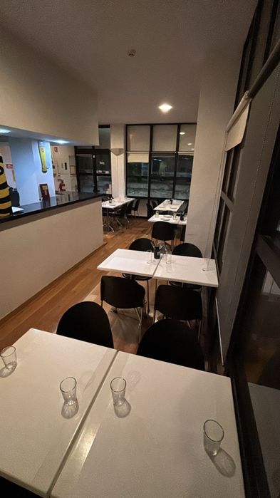Conjunto mesa + 2 cadeiras.